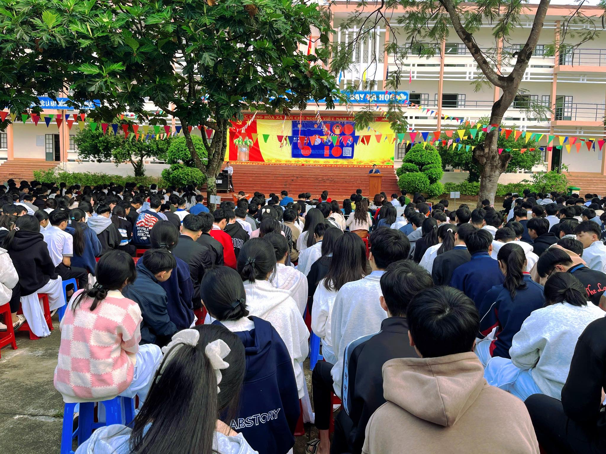 CÔNG AN PHƯỜNG NAM GIA NGHĨA TRIỂN KHAI CHIẾN DỊCH “KHÔNG MỘT MÌNH – CÙNG NHAU AN TOÀN TRỰC TUYẾN” TẠI TRƯỜNG THPT GIA NGHĨA