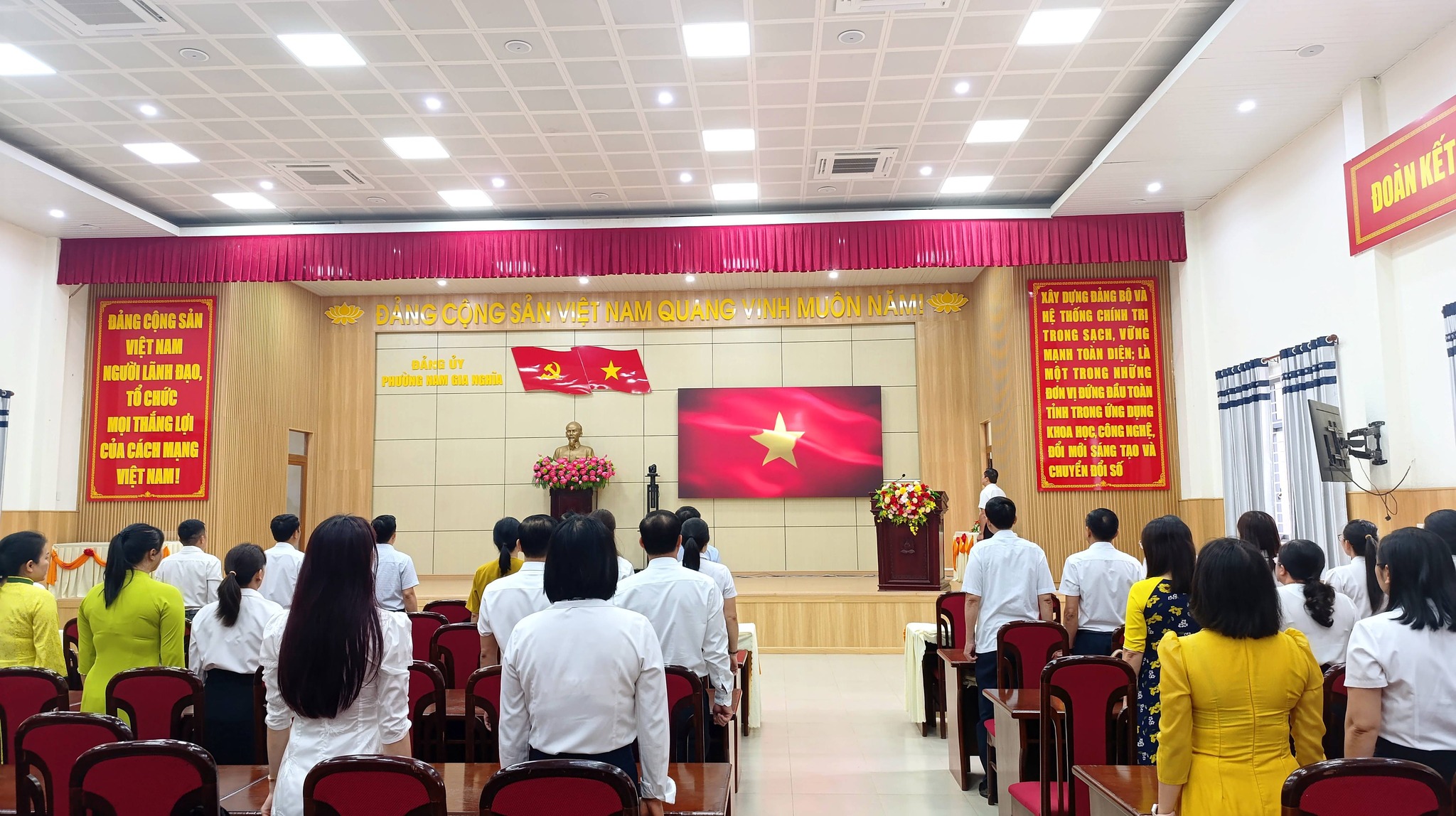 ĐẢNG ỦY PHƯỜNG NAM GIA NGHĨA TỔ CHỨC LỄ CHÀO CỜ THÁNG 04/2026