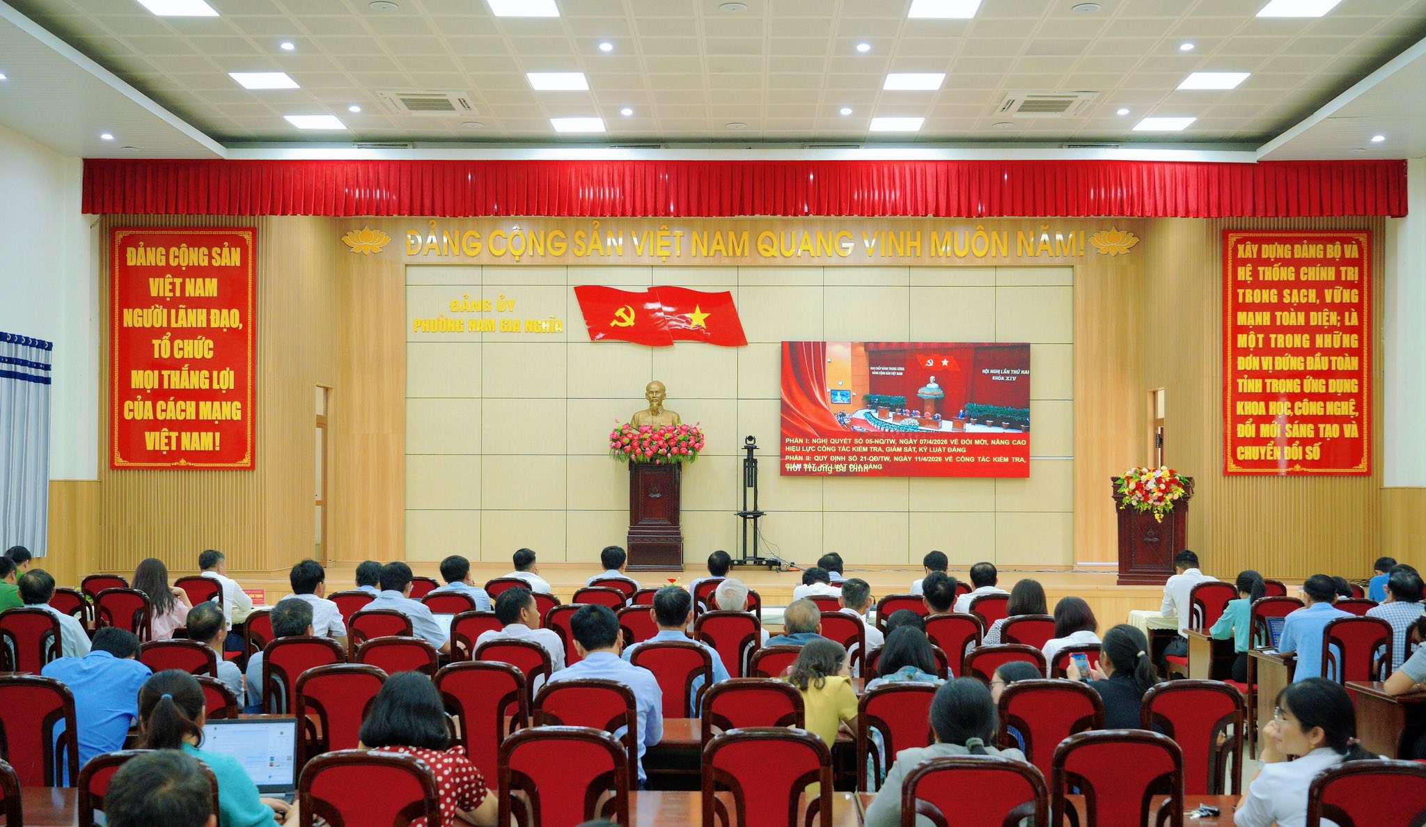 PHƯỜNG NAM GIA NGHĨA THAM DỰ HỘI NGHỊ TOÀN QUỐC QUÁN TRIỆT NGHỊ QUYẾT TRUNG ƯƠNG LẦN THỨ II KHÓA XIV