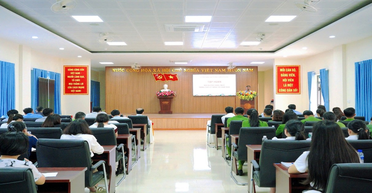 Nam Gia Nghĩa tập huấn nâng cao kỹ năng số, thúc đẩy chuyển đổi số ở cơ sở để tuyên truyền, hướng dẫn thực hiện các TTHC dịch vụ công trực tuyến toàn trình, trực tuyến một phần