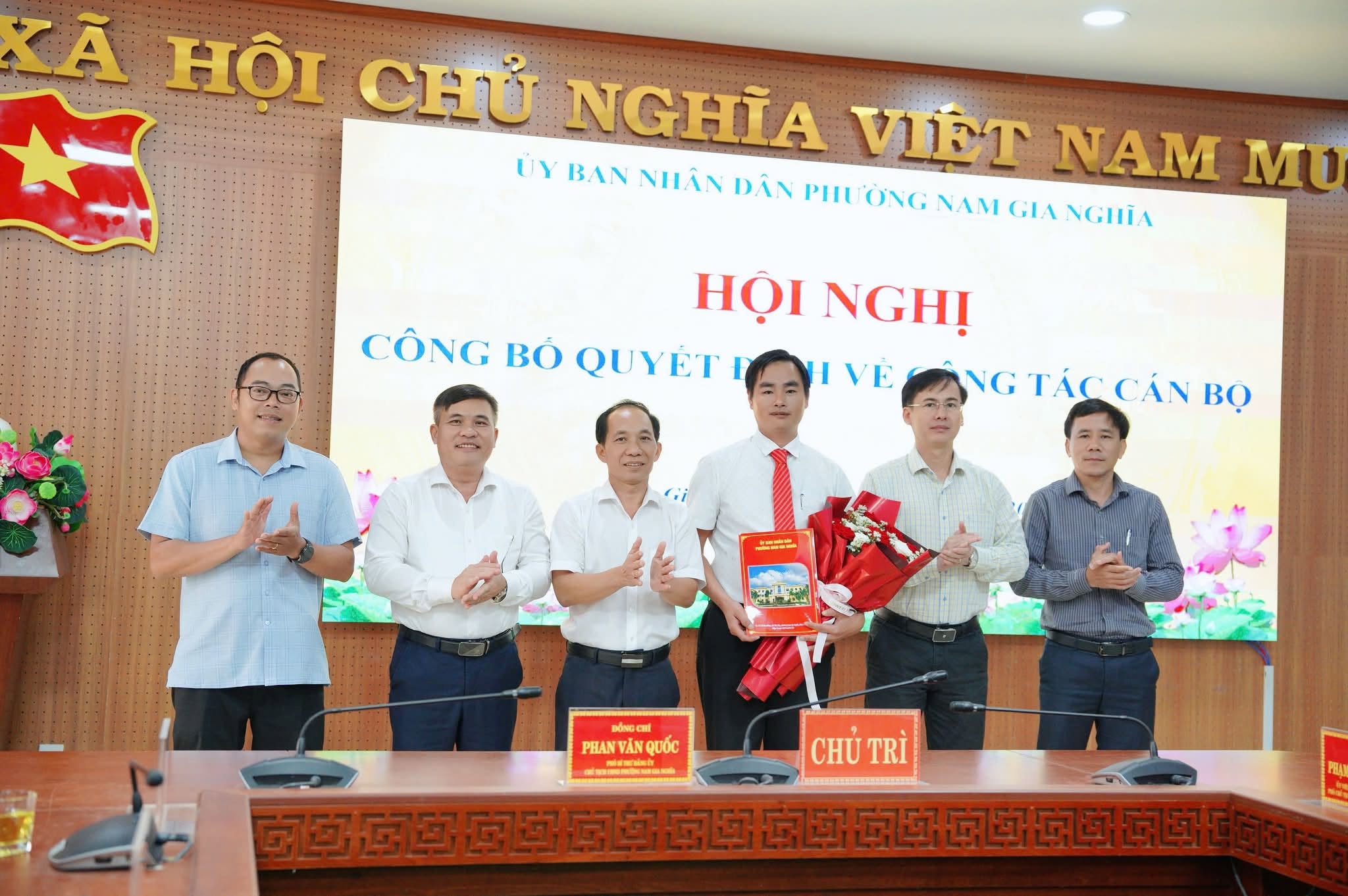 NAM GIA NGHĨA CÔNG BỐ CÁC QUYẾT ĐỊNH VỀ CÔNG TÁC CÁN BỘ
