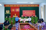 KHEN THƯỞNG ĐỘT XUẤT CHO 2 TẬP THỂ CÓ THÀNH TÍCH XUẤT SẮC TRONG BẮT GIỮ VỤ TRỘM CẮP